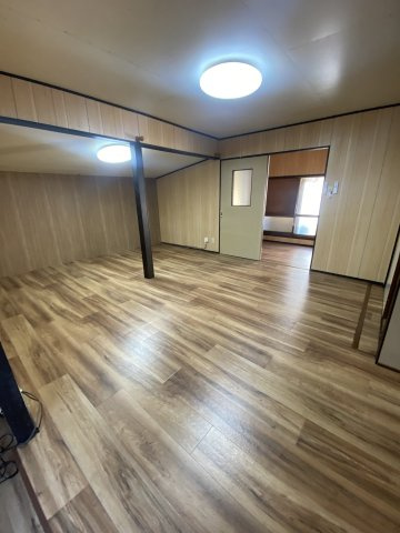 【 売主 】横浜市中区妙香寺台　オーナーチェンジ（戸建）の洋室|（2025年リフォーム後入居前に撮影）クッションフロア張替・クロス一部張替・床の増張り（１２ｍｍ×１１帖）・壁一部施工