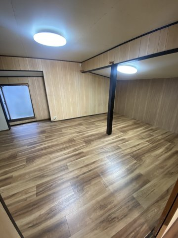 【 売主 】横浜市中区妙香寺台　オーナーチェンジ（戸建）の洋室|（2025年リフォーム後入居前に撮影）クッションフロア張替・クロス一部張替・床の増張り（１２ｍｍ×１１帖）・壁一部施工