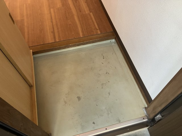 メゾンニューワイズ南館の玄関