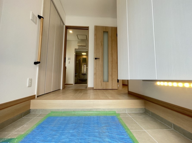 【玄関】 | 玄関横のクローゼットにコートやバッグを収納すれば、花粉やウィルスを室内に持ち込む事を防げます。
季節家電やスポーツ用品、非常用バッグなどの保管にも便利ですよ。