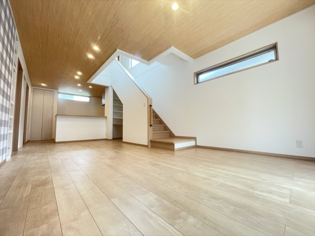 【居間・リビング】 | 18.5帖の大空間が広がるLDKはリビングイン階段採用なので家族を近くに感じられる憩いの空間です。