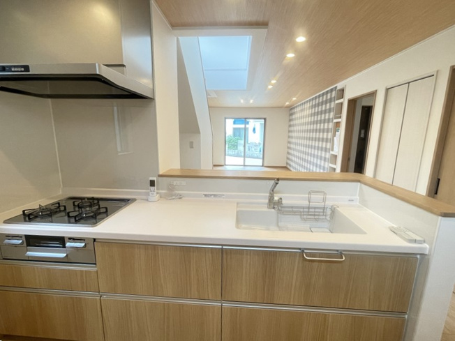 【キッチン】 | 物の出し入れがしやすいスライド式のシステムキッチン。
家事をしながらリビングが見渡せる対面キッチンで家族の会話も自然と弾みます。