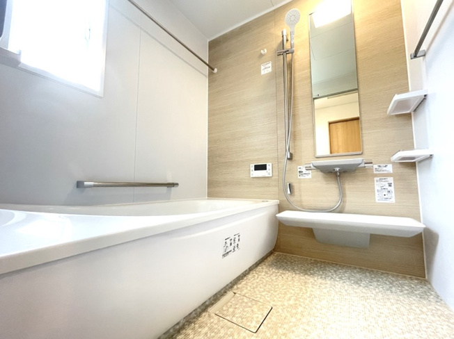 【浴室】 | ゆとりのある広々一坪タイプのバスルーム。浴室乾燥機が付いているので雨の日はもちろん、花粉症の方も安心して洗濯物が干せますよ。浴室内のカビの発生も防げるので衛生面でも安心です。