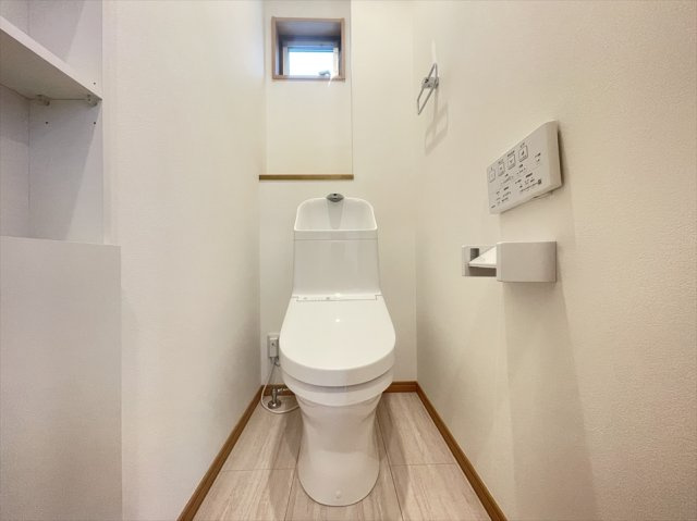 【トイレ】 | 1階トイレ／各トイレ壁面収納付なのでトイレットペーパーのストックや衛生用品の保管に便利。
