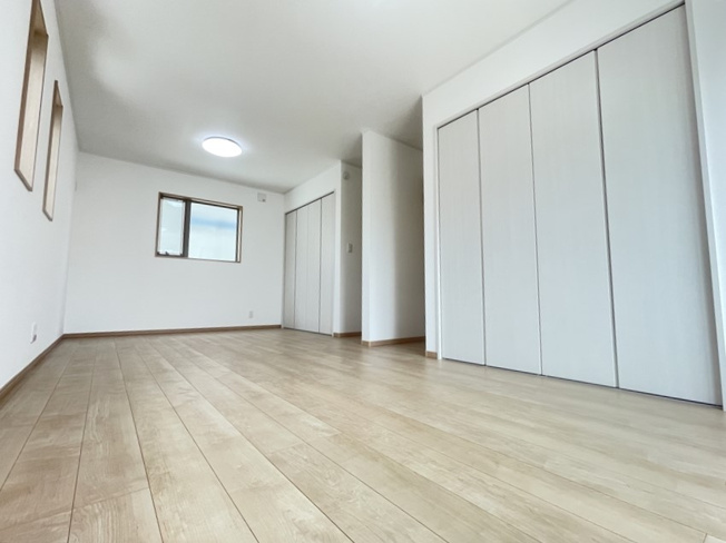 【洋室】 | ライフスタイルに合わせて間仕切り可能な2ドアタイプの洋室。