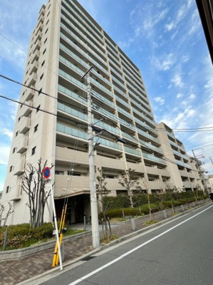 【外観】 | イニシア鶴見緑地公園 | 12階部分の南東角部屋で、採光・通風・眺望良好です。ペットの飼育が可能なマンションで、緑地公園も近いのでのびのびお散歩ができますね。小・中学校が近く、お子様の通学も安心です。