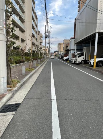 イニシア鶴見緑地公園の周辺|周辺道路です。歩道の幅もゆとりがあるので、お子様の通行も安心です。