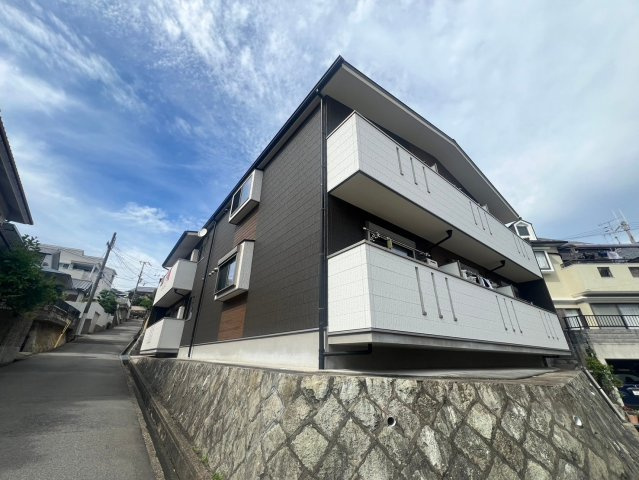 ノイシュヴァン朝霧山手の外観