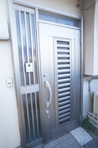 愛戸町貸家のエントランス