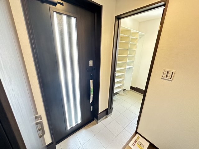 八幡市八幡福禄谷　新築未入居　２０号地の玄関|収納もある玄関です