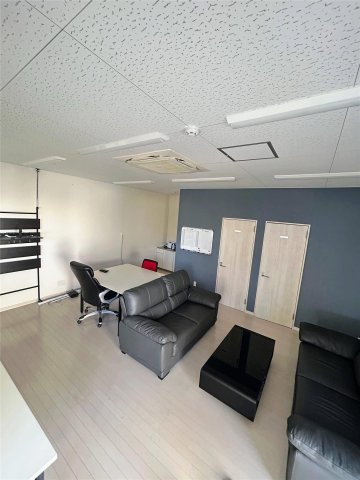 大津市本堅田１丁目の倉庫のロビー