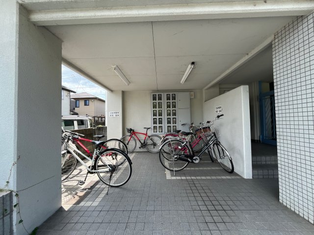 エレーヴ新在家の駐車場