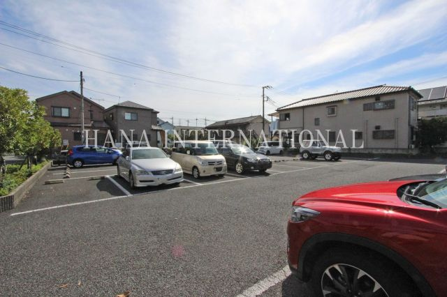 レオパレスグリーンフォレストの駐車場