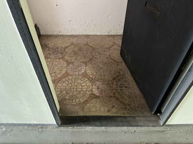 奥野ビルの玄関