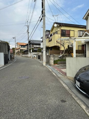 明石市大久保町大久保町　中古戸建　の前面道路含む現地写真|●年中無休：見学時間9:00～20:00・当日予約可●数少ない二世帯住宅になります。キッチン・玄関ドア・お風呂・リビング・などすべて２つございます。