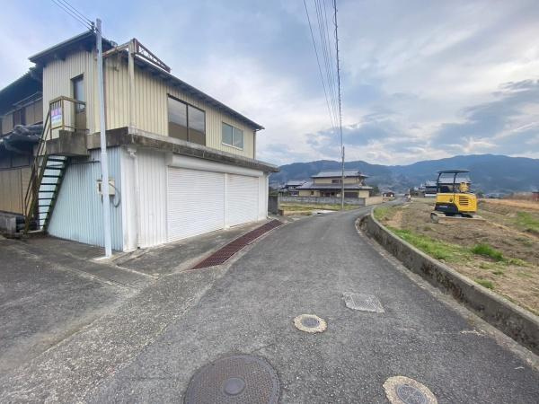 橋本市妻　中古戸建の前面道路含む現地写真