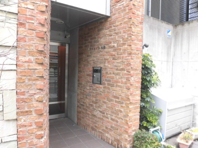 【エントランス】 | ティアラ小松 | 外観にマッチしたレンガ調エントランスです