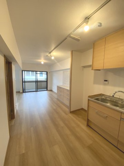 【居間・リビング】 | サンプリンス瑞穂 | 約18帖のLDKで開放的な室内です♪おうち時間もゆったり過ごせます！