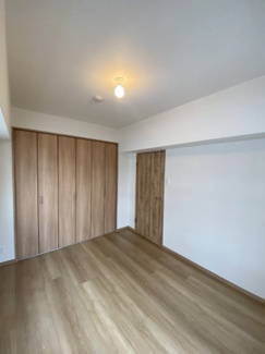 【洋室】 | サンプリンス瑞穂 | 洋室です♪大きなクローゼットが設けられており、たくさんのお洋服・小物が収納できます！室内を有効に使用していただけます！