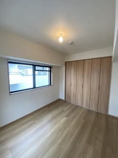 【洋室】 | サンプリンス瑞穂 | 玄関横の洋室5.5帖です♪室内はリフォーム済み！お待たせ無しで即ご入居していただけます(^^)