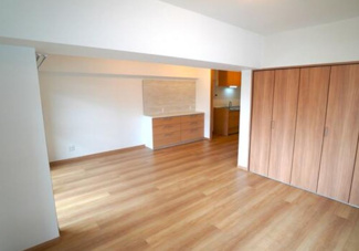 【居間・リビング】 | サンプリンス瑞穂 | 約18帖のLDKで開放的な室内です♪おうち時間もゆったり過ごせます！