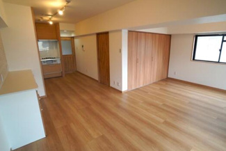 【居間・リビング】 | サンプリンス瑞穂 | リビングには大きなクローゼットも設けられております♪