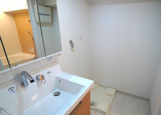 【独立洗面台】 | サンプリンス瑞穂 | 洗面化粧台です♪シャワー水栓で使い勝手も良いです！鏡は三面鏡です！