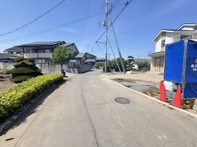 新築　北群馬郡吉岡町大久保　Blooming　Garden　1号棟の前面道路含む現地写真|現地写真　西側接道幅員約5.2ｍ