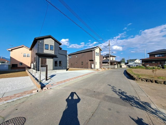新築　北群馬郡吉岡町大久保　Blooming　Garden　2号棟の前面道路含む現地写真|現地写真　西側接道幅員約5.2ｍ
