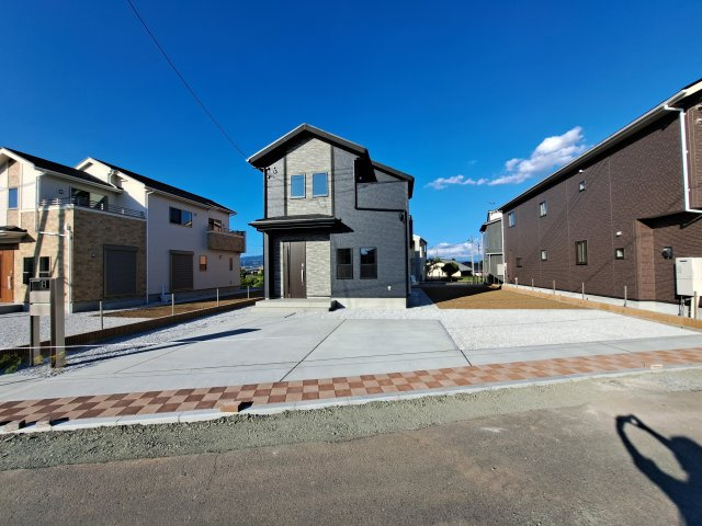 新築　北群馬郡吉岡町大久保　Blooming　Garden　2号棟の駐車場|現地写真 駐車スペース広々！並列で３台置けます♪

