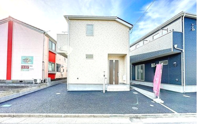 【外観】 | ■駅まで平坦徒歩８分！カースペース２台♪整形地■亀井野３丁目全３棟 | 【②号棟】良好な住環境が護られた第一種低層住居専用地域♪豊かな自然が生活に溶け込む・子育て環境良好。玄関までの段差も最小限の２段となっております。