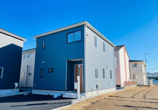 【外観】 | 【①号棟】良好な住環境が護られた第一種低層住居専用地域。豊かな自然が生活に溶け込む・子育て環境良好！玄関までの段差も最小限の２段となっております。