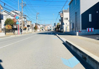 【前面道路含む現地写真】 | ■駅まで平坦徒歩８分！カースペース２台♪整形地■亀井野３丁目全３棟 | 歩道のある前面道路で安心感もあります！