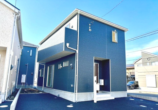 【外観】 | 【②号棟】良好な住環境が護られた第一種低層住居専用地域。豊かな自然が生活に溶け込む・子育て環境良好。玄関までの段差も最小限の２段となっております。