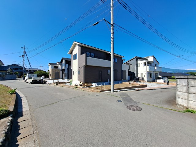 新築　北群馬郡吉岡町大久保　Blooming　Garden　3号棟の前面道路含む現地写真|現地写真　西側接道幅員約5.2ｍ　南側接道幅員約4ｍ