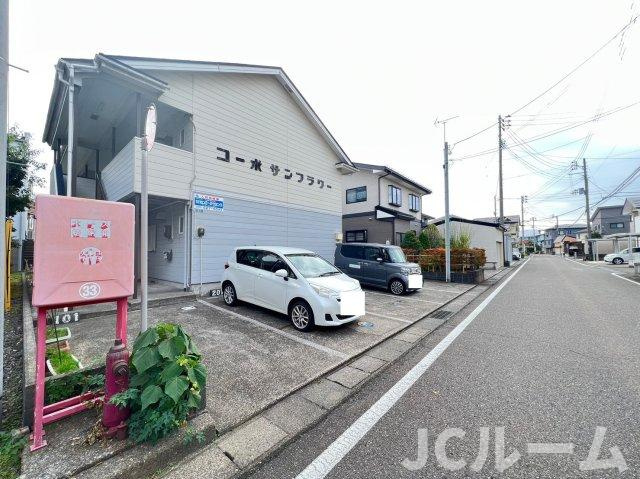 コーポサンフラワーの駐車場