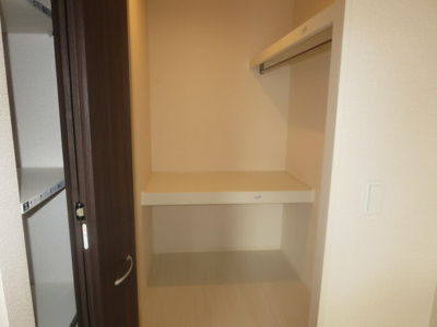 【収納】 | クレスト新地 | 【クレスト新地】ウォークインクローゼットで床がフラットなのでキャスター付きボックスが利用できて衣替えも簡単です。