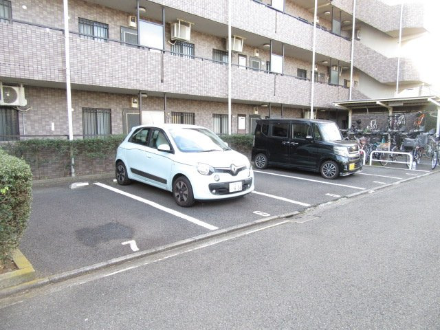 メゾンソレイユの駐車場