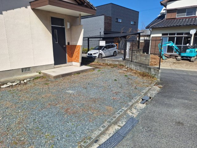 国分町借家の駐車場|車をお持ちの方に嬉しい駐車場付きの物件です