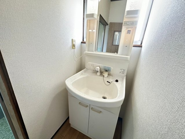 国分町借家の洗面所|明るい洗面所です