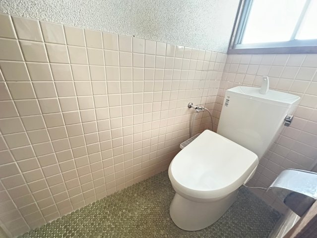 国分町借家のトイレ|落ち着いた色調のトイレです