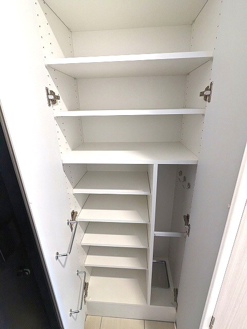 Urbanex KURAMAE RESIDENCEの玄関|コートフック付き、姿見鏡付き、傘入れ付きトールタイプのシューズBOX、人感センサー付き玄関ライト、ディンプルキーのダブルロックセキュリティです