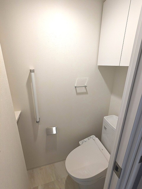 Urbanex KURAMAE RESIDENCEのトイレ|洗面室と独立した温水洗浄便座です