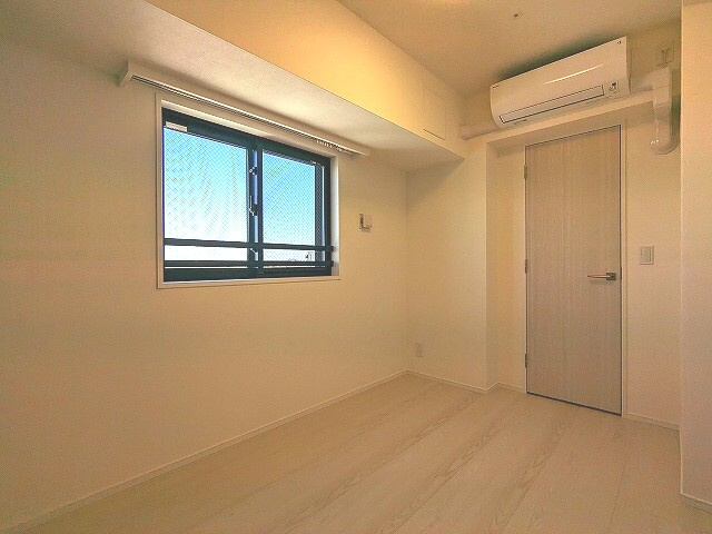 Urbanex KURAMAE RESIDENCEのその他共用部分|4.5帖洋室、インターネット無料、エアコン照明付き、ウォークインクローゼットです、上層階は窓からスカイツリー、隅田川花火見えます