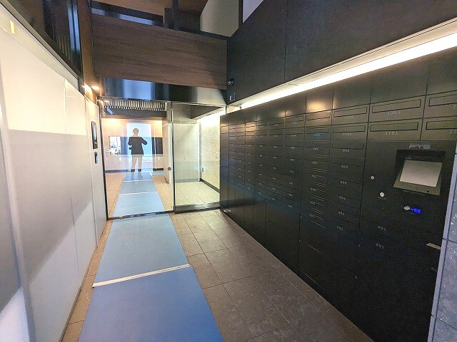 Urbanex KURAMAE RESIDENCEのエントランス|タッチキーのTVモニター付オートロックセキュリティです、宅配ＢＯＸです