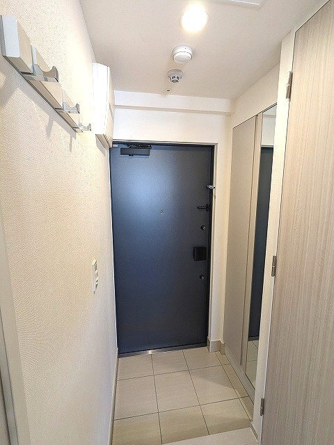 Urbanex KURAMAE RESIDENCEの設備|コートフック付き、姿見鏡付き、傘入れ付きトールタイプのシューズBOX、人感センサー付き玄関ライト、ディンプルキーのダブルロックセキュリティです