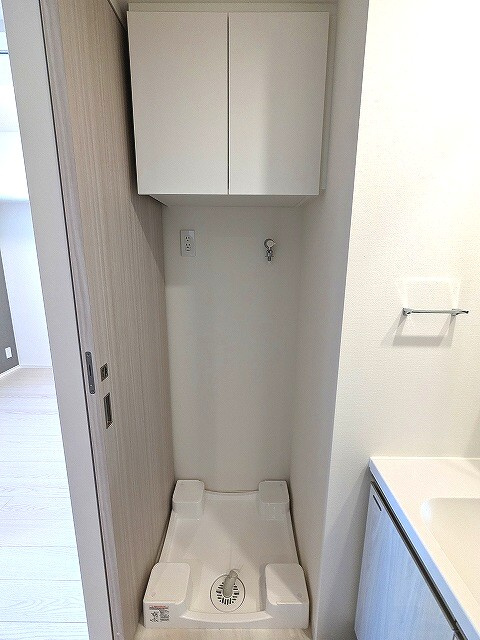 Urbanex KURAMAE RESIDENCEの設備|トイレと独立した独立洗面室に排水口のお手入れしやすく排水口を手前中央に配置した防水パン