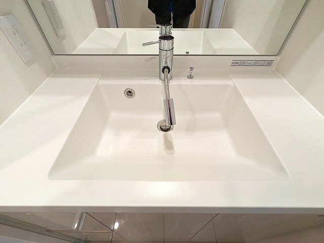 Urbanex KURAMAE RESIDENCEの設備|トイレと独立した3面鏡付、ハンドシャワー付独立洗面室