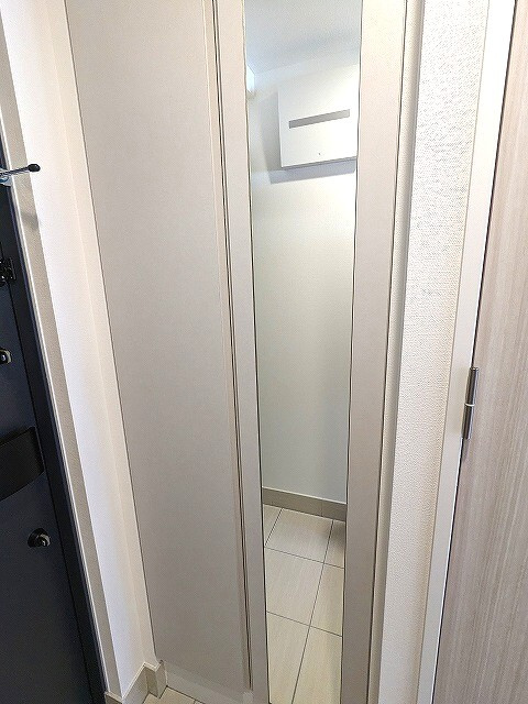 Urbanex KURAMAE RESIDENCEの設備|コートフック付き、姿見鏡付き、傘入れ付きトールタイプのシューズBOX、人感センサー付き玄関ライト、ディンプルキーのダブルロックセキュリティです