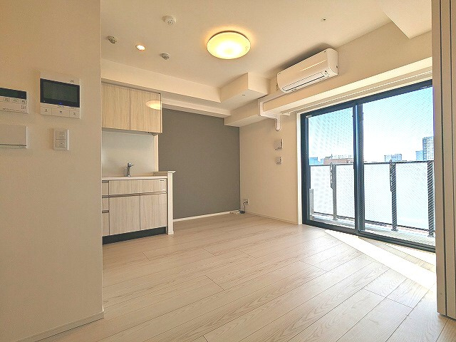 Urbanex KURAMAE RESIDENCEの居間・リビング|インターネット無料、床暖房、エアコン照明付きです